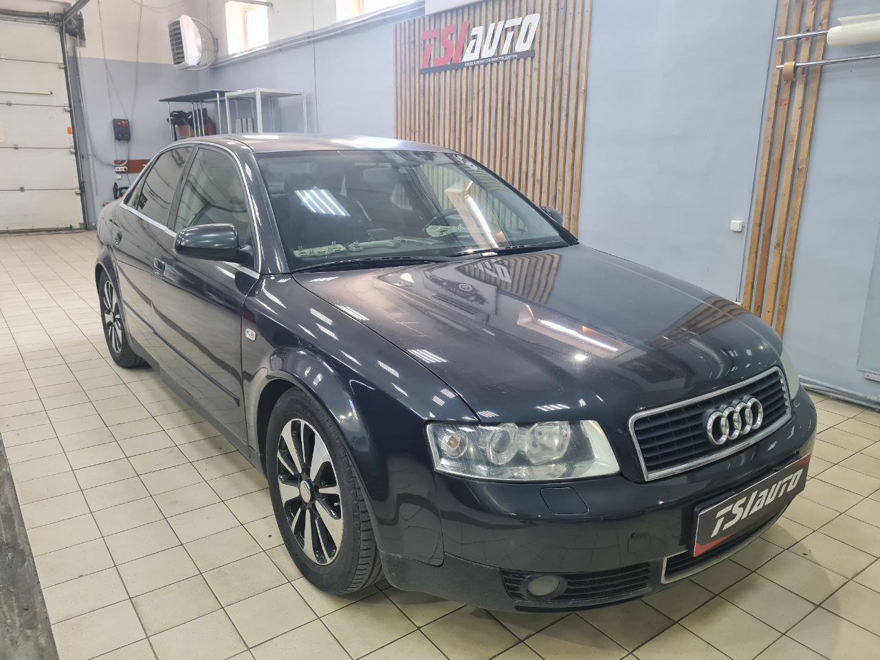 Перетяжка потолка Audi A4 фото и цены