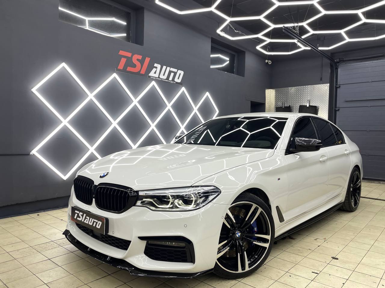 Шумоизоляция дверей и пола в салоне BMW 5 в Ростове-на-Дону