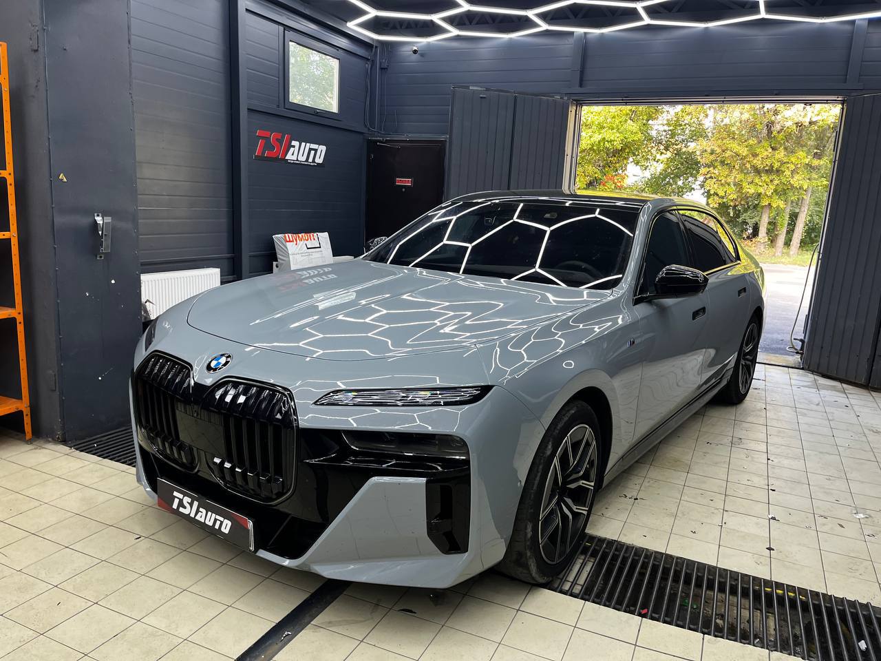 Шумоизоляция арок BMW 7 G70 в Ростове-на-Дону