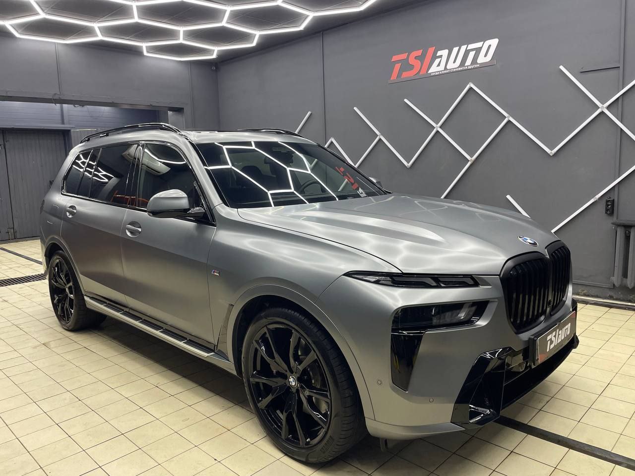 BMW X7 оклейка сатиновой плёнкой в Ростове-на-Дону