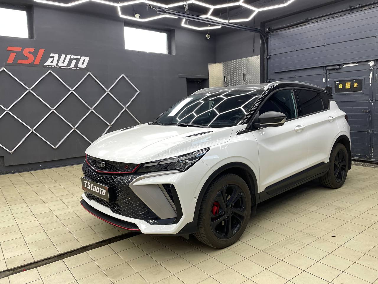 Geely Coolray установка сабвуфера и усилителя в Ростове-на-Дону