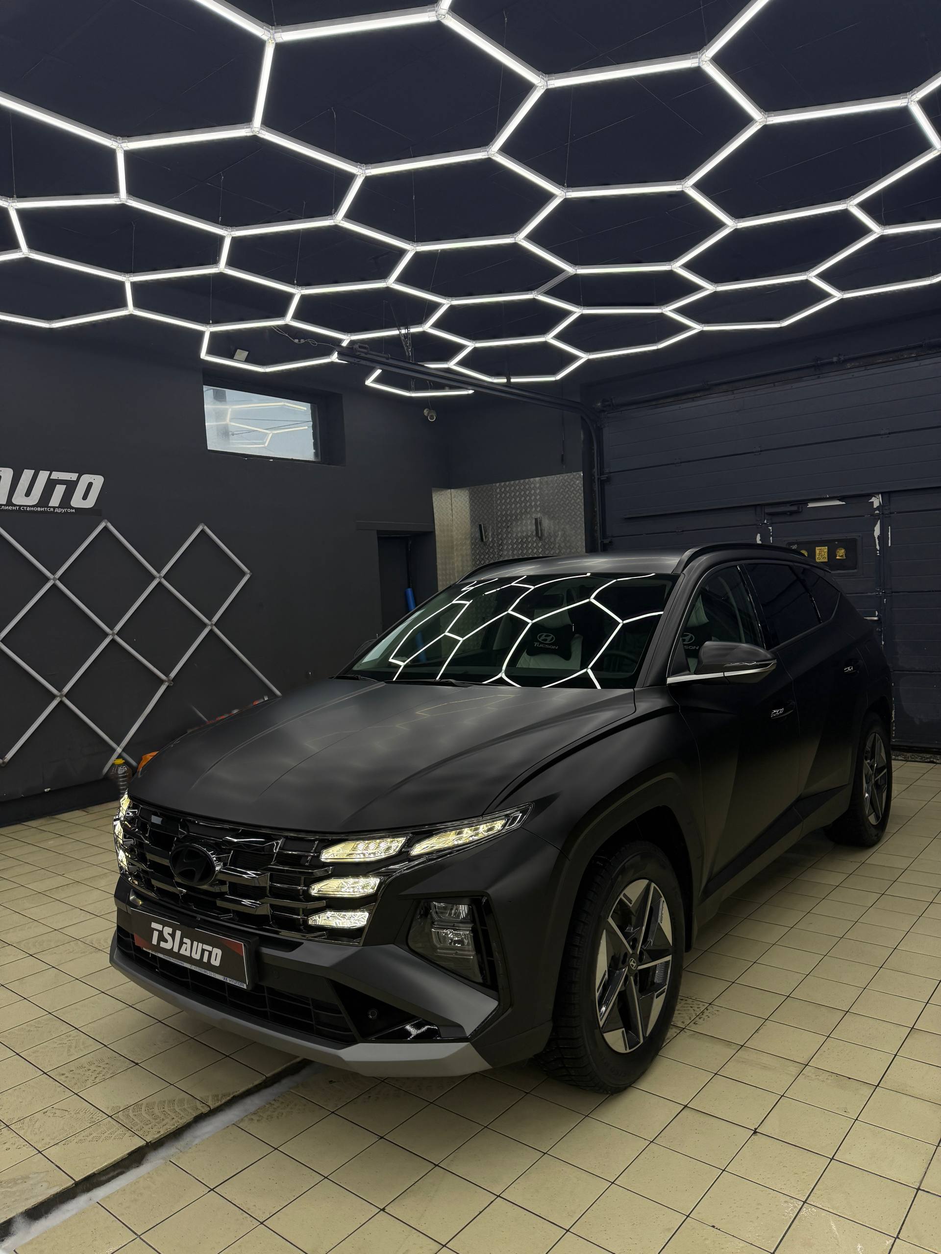 Оклейка Hyundai Tucson защитной  матовой пленкой фото и цены