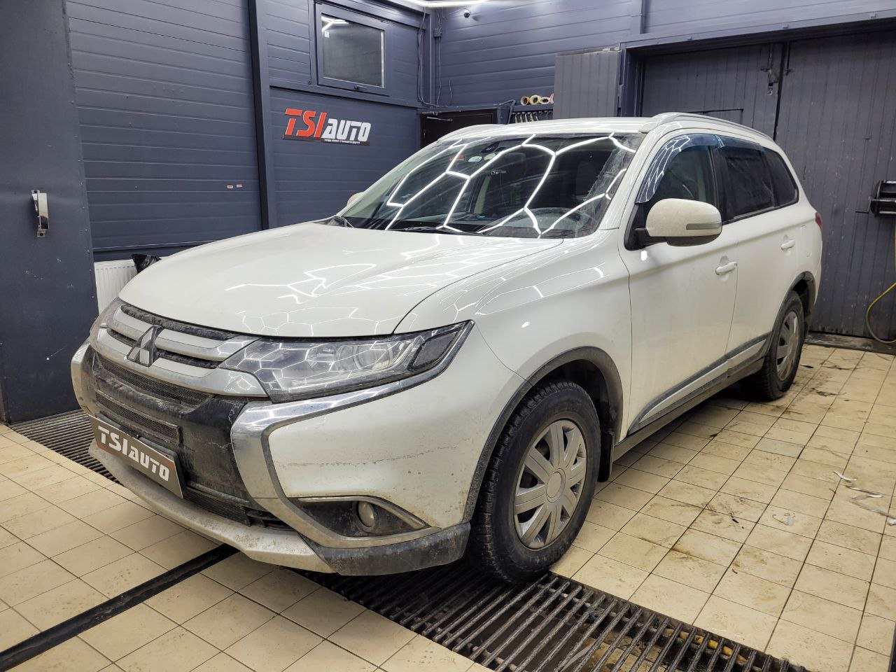 Замена головного устройства и установка камеры Mitsubishi Outlander XL в Ростове-на-Дону