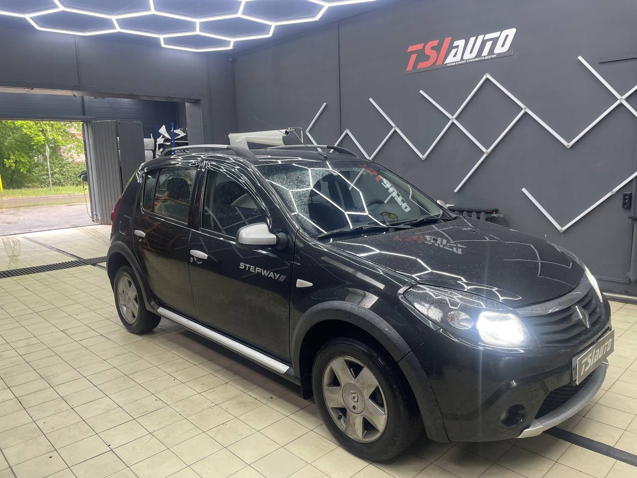 Замена головного устройства Renault Sandero в Ростове-на-Дону