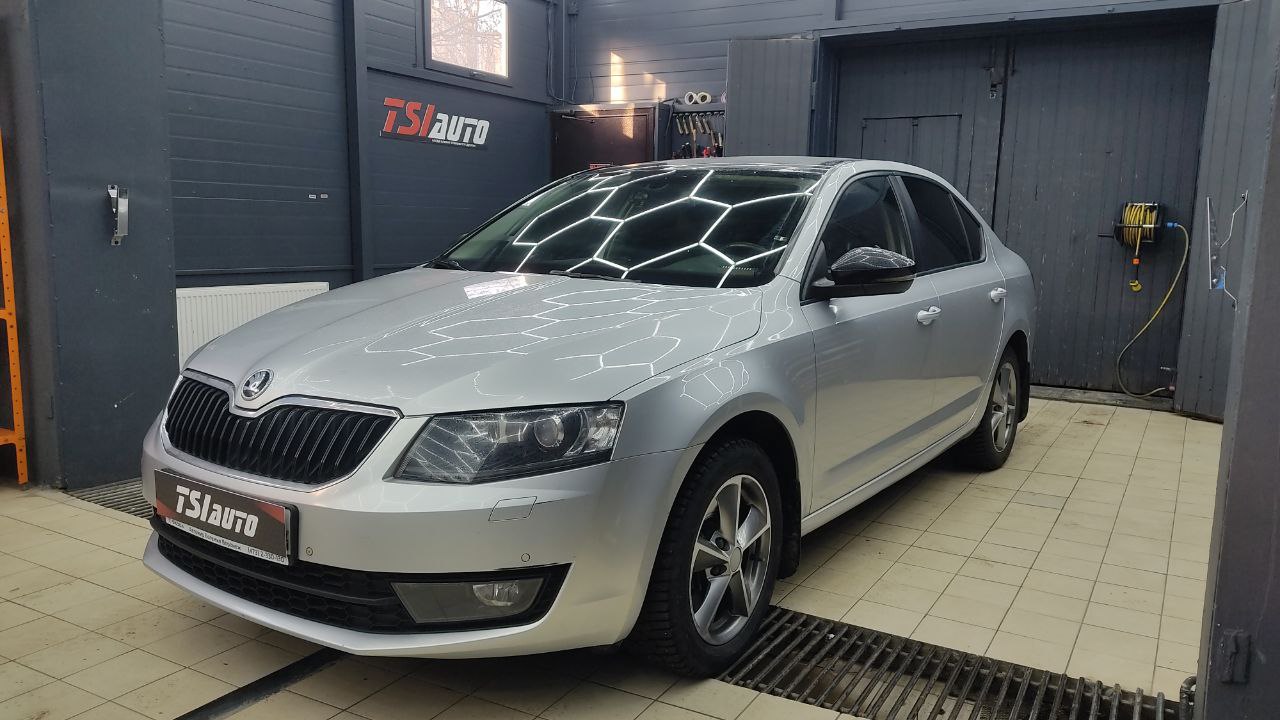 Установка каркасных чехлов в Skoda Octavia A7 из экокожи и алькантары, фото и цены