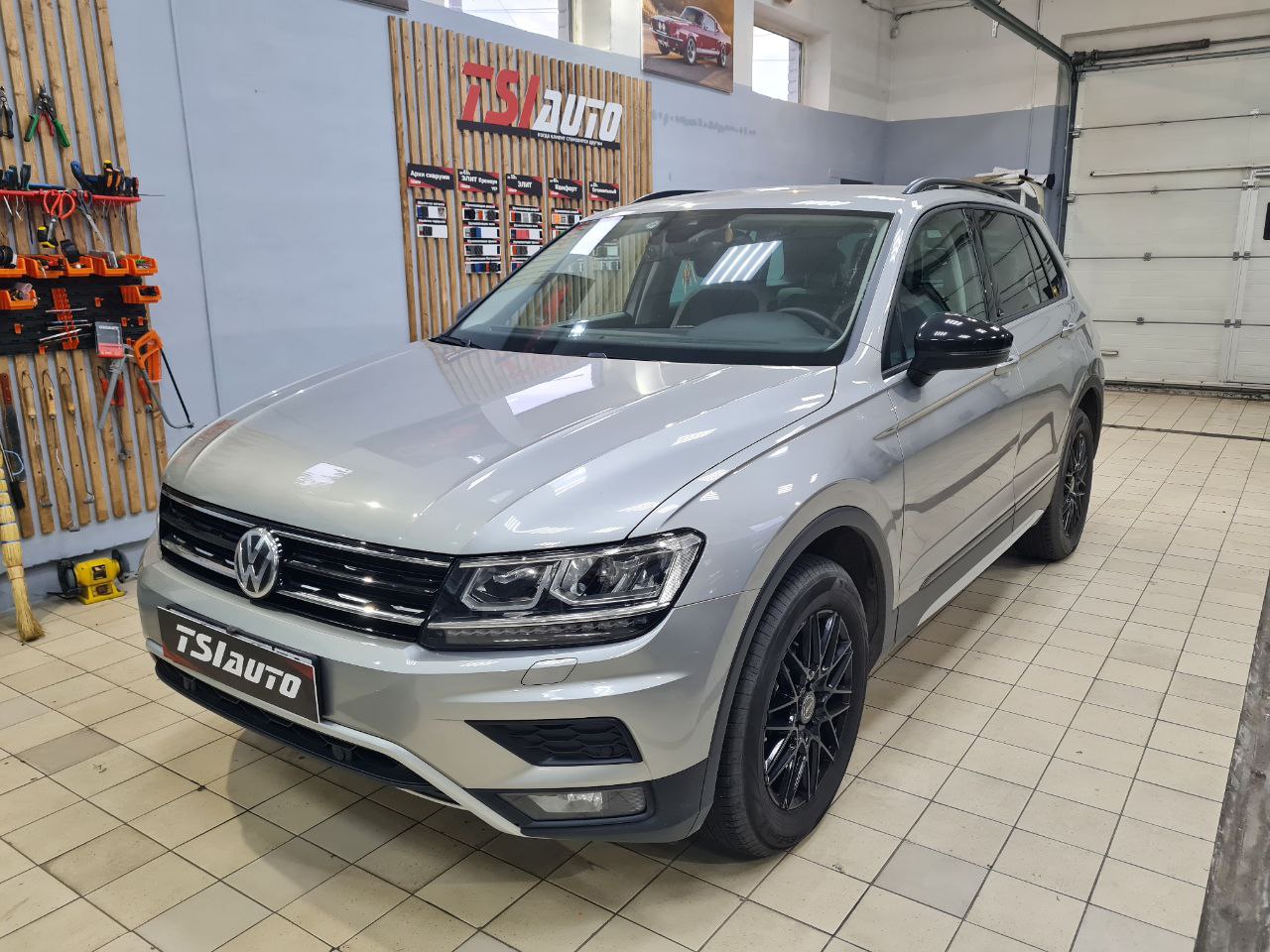 Перетяжка дверных карт и подлокотника Volkswagen Tiguan в экокожу фото и цены