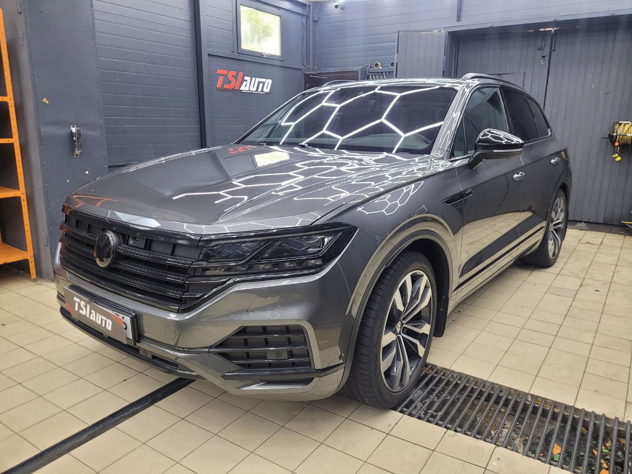 Оклейка защитной пленкой лобового Volkswagen Touareg фото и цены