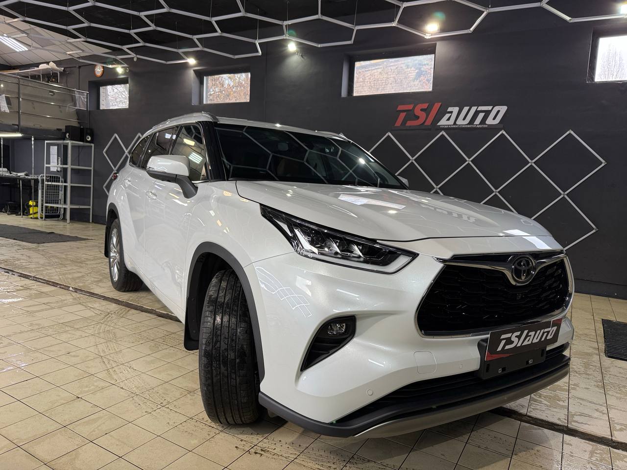 Полная оклейка пленкой Toyota Highlander XU70 в Ростове-на-Дону