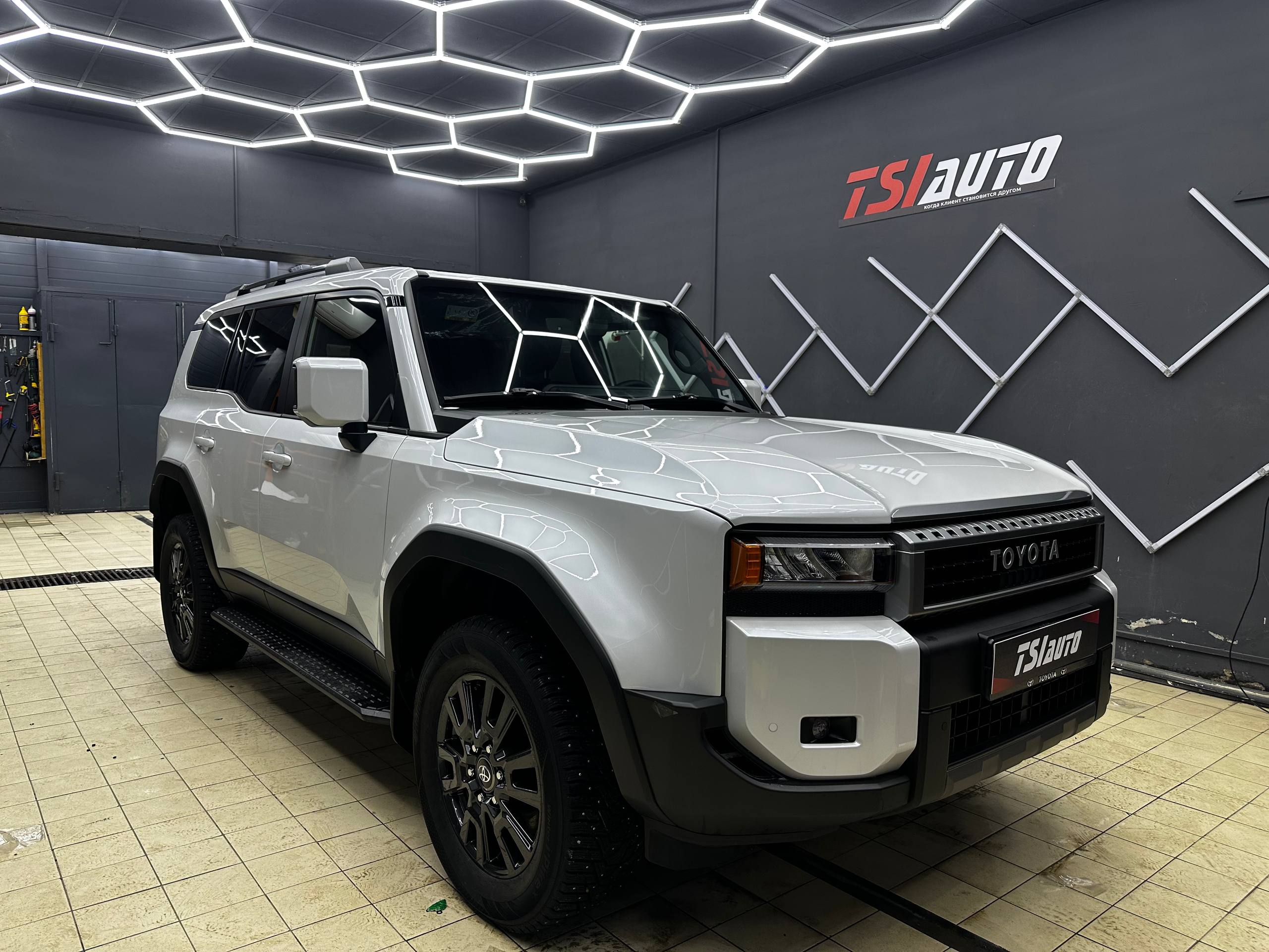 Оклейка защитной пленкой кузова Toyota Land Cruiser Prado 250 фото и цены