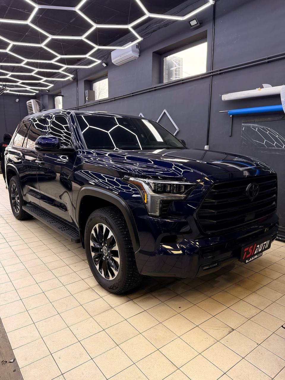 Контурная подсветка салона Toyota Sequoia с управлением фото и цена установки