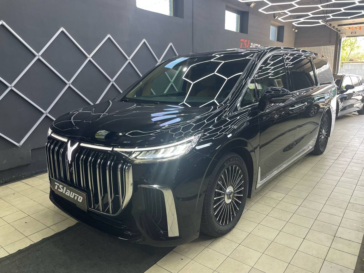 Шумоизоляция Voyah Dream в Ростове-на-Дону